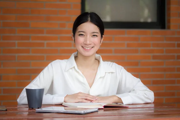 タイ中国大人オフィス女の子白いシャツ赤いスカートリラックスして笑顔 — ストック写真