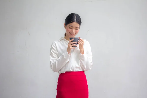 Retrato Tailandês Adulto Trabalhando Mulheres Branco Camisa Vermelho Saia Beber — Fotografia de Stock