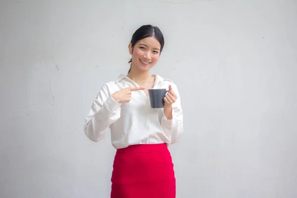 Retrato Mujer Trabajadora Tailandesa Camisa Blanca Falda Roja Bebiendo Café —  Fotos de Stock