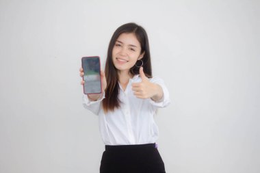Tayland portresi yetişkin ofis kızı beyaz gömleği akıllı telefonunu gösteriyor