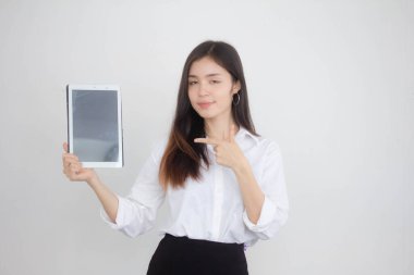 Tayland portresi yetişkin ofis kızı beyaz gömleği tabletini göster.