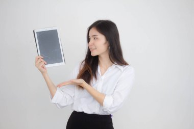 Tayland portresi yetişkin ofis kızı beyaz gömleği tabletini göster.