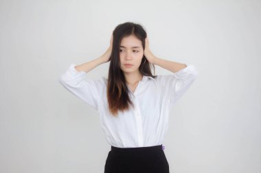 Taylandlı yetişkin kadın çalışan beyaz gömleğin portresi. Dinleme.