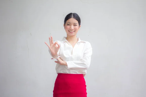 Portrét Thajské Dospělé Pracující Ženy Bílá Košile Červená Sukně — Stock fotografie