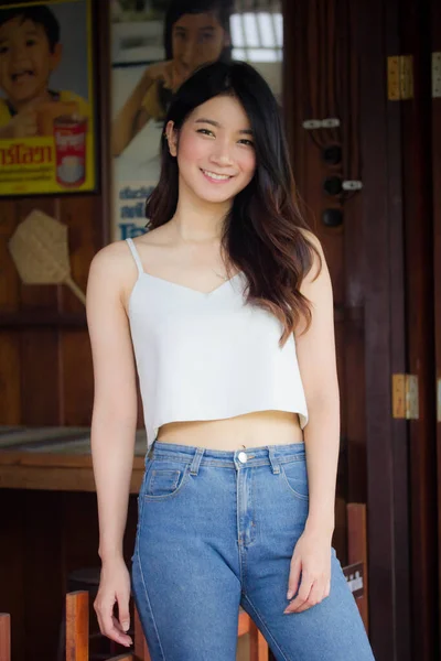 Retrato Tailandés China Adulto Hermosa Niña Camisa Blanca Vaqueros Azules — Foto de Stock