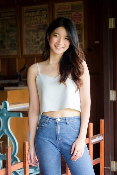 Retrato Tailandés China Adulto Hermosa Niña Camisa Blanca Vaqueros Azules — Foto de Stock