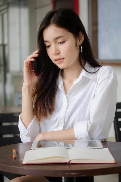 Retrato Mujer Trabajadora Tailandesa Camisa Blanca Llamando Teléfono Inteligente — Foto de Stock