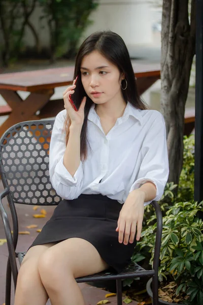 Retrato Tailandês Mulheres Adultas Trabalhando Camisa Branca Chamando Telefone Inteligente — Fotografia de Stock