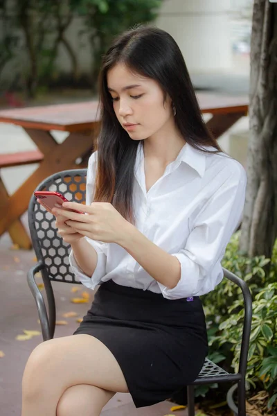 Retrato Tailandês Mulheres Adultas Trabalhando Camisa Branca Usando Telefone Inteligente — Fotografia de Stock