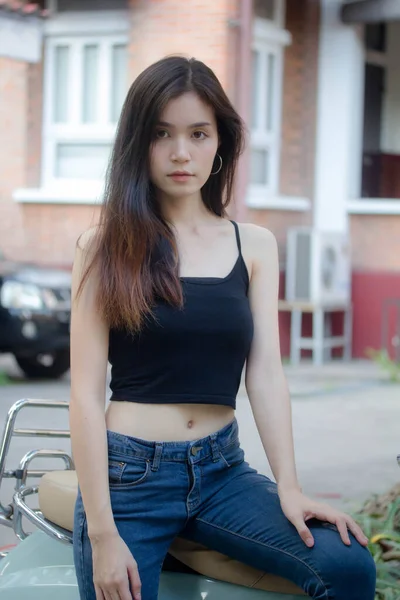 Portrait Thai Chine Adulte Belle Fille Chemise Noire Jeans Bleu — Photo