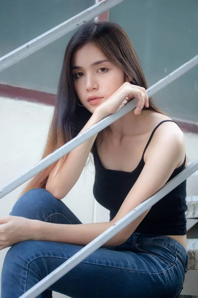 Muotokuva Thai Kiina Aikuinen Kaunis Tyttö Musta Paita Sininen Farkut — kuvapankkivalokuva