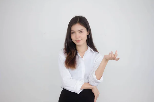 泰国人的肖像中国成年人办公室女孩白衬衫放松微笑 — 图库照片