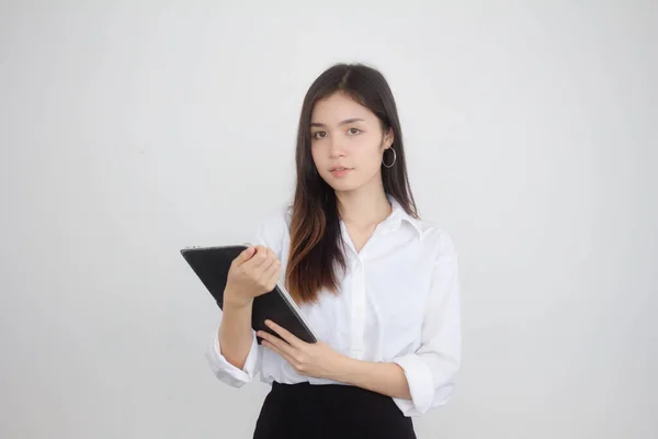 Tayland Portresi Yetişkin Ofis Kızı Beyaz Gömlek Tabletini Kullanıyor — Stok fotoğraf