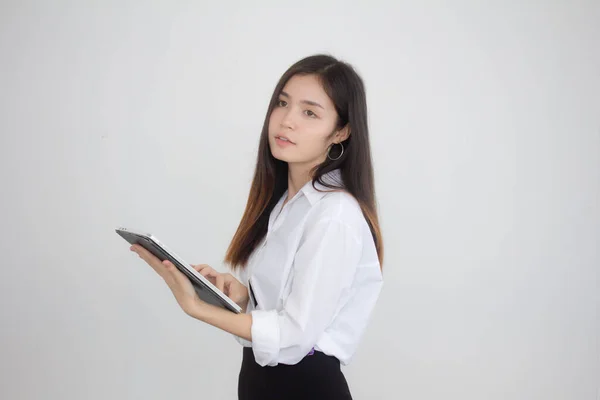 Portret Tajskiej Porcelany Dorosły Biuro Dziewczyna Biała Koszula Pomocą Tabletu — Zdjęcie stockowe
