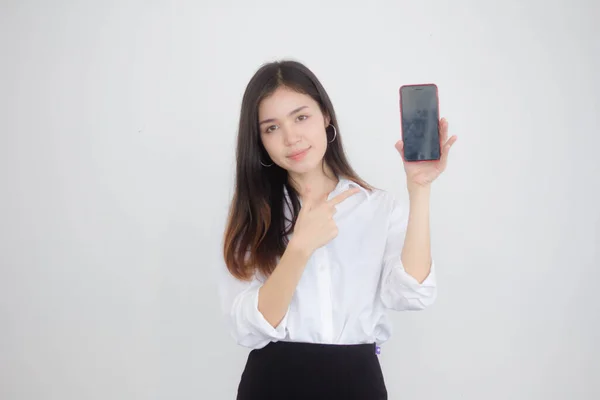 Tayland Portresi Yetişkin Ofis Kızı Beyaz Gömleği Akıllı Telefonunu Gösteriyor — Stok fotoğraf