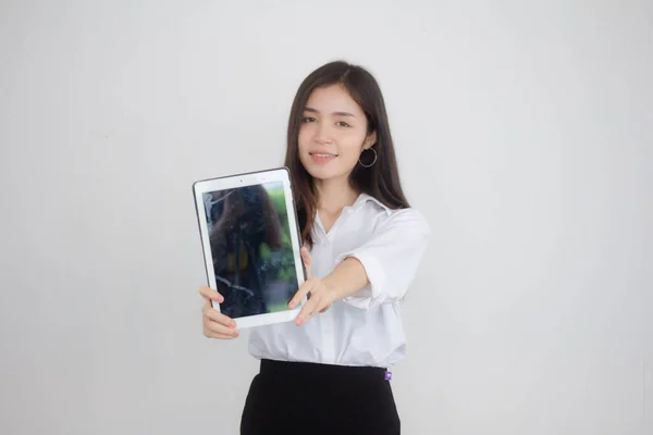Tayland Portresi Yetişkin Ofis Kızı Beyaz Gömleği Tabletini Göster — Stok fotoğraf