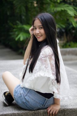 Taylandlı genç kız portresi. Mutlu ve rahat..