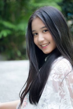 Taylandlı genç kız portresi. Mutlu ve rahat..