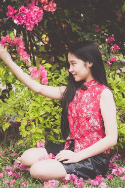 Taylandlı genç kız portresi. Çinli elbiseli güzel kız, rahatla ve gülümse..