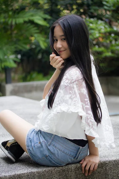 Porträt Thai Teen Schöne Mädchen Glücklich Und Entspannen — Stockfoto