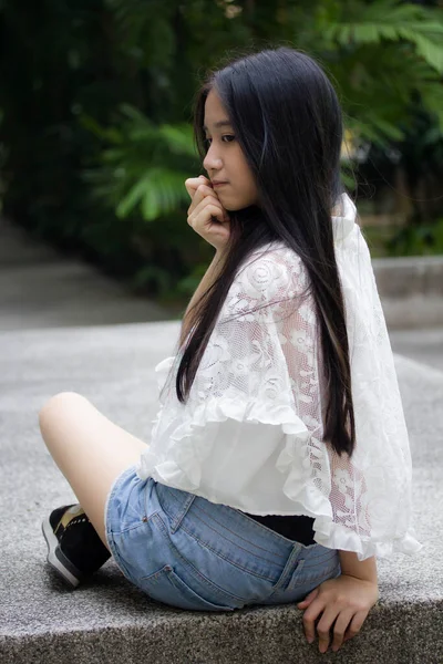 Portret Van Thai Tiener Mooi Meisje Gelukkig Ontspannen — Stockfoto