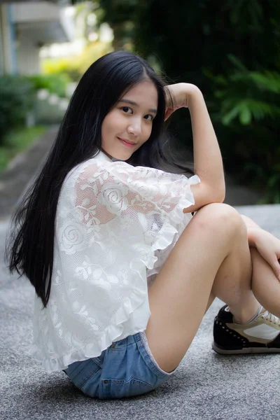 Porträt Thai Teen Schöne Mädchen Glücklich Und Entspannen — Stockfoto