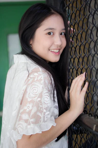 Πορτρέτο Του Thai Έφηβος Όμορφη Κοπέλα Ευτυχισμένη Και Χαλαρώσετε — Φωτογραφία Αρχείου