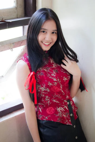 Portrait Von Thailändischen Teenager Schöne Mädchen Chinesischem Kleid Entspannen Und — Stockfoto