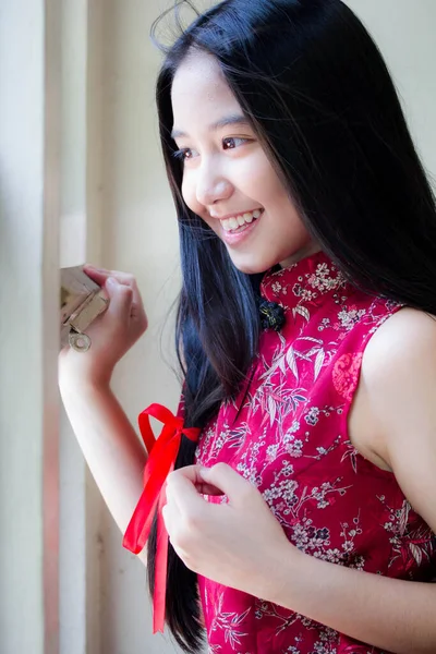 中国のドレスでタイのティーン美しい女の子の肖像画 リラックスして笑顔 — ストック写真