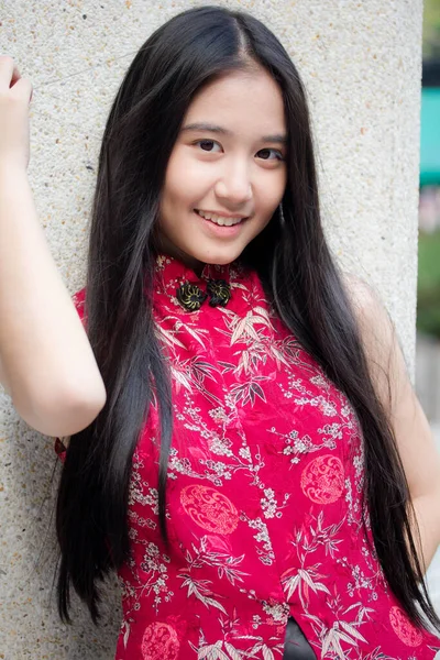 Πορτρέτο Του Thai Έφηβος Όμορφο Κορίτσι Στα Κινεζικά Φόρεμα Χαλαρώστε — Φωτογραφία Αρχείου