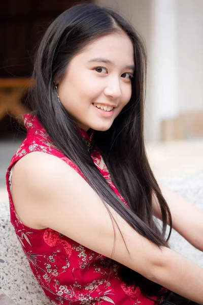 Портрет Тайского Подростка Красивая Девушка Китайском Платье Расслабиться Улыбаться — стоковое фото