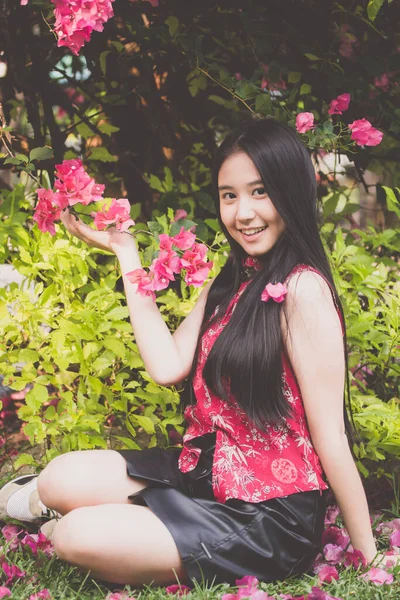 Portré Thai Tini Gyönyörű Lány Kínai Ruhában Pihenni Mosolyogni — Stock Fotó