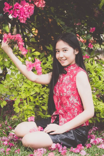 Retrato Tailandés Adolescente Hermosa Chica Vestido Chino Relajarse Sonreír — Foto de Stock