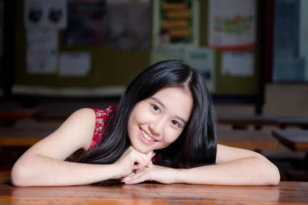 Retrato Tailandés Adolescente Hermosa Chica Vestido Chino Relajarse Sonreír — Foto de Stock