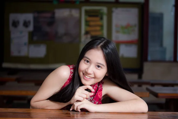 Retrato Tailandês Adolescente Linda Menina Vestido Chinês Relaxar Sorrir — Fotografia de Stock