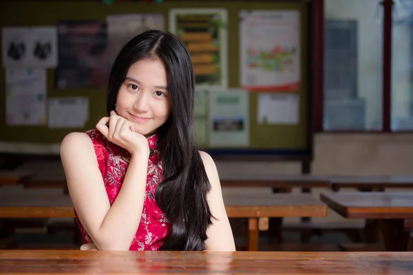 Portret Van Thai Tiener Mooi Meisje Chinese Jurk Ontspannen Glimlachen — Stockfoto