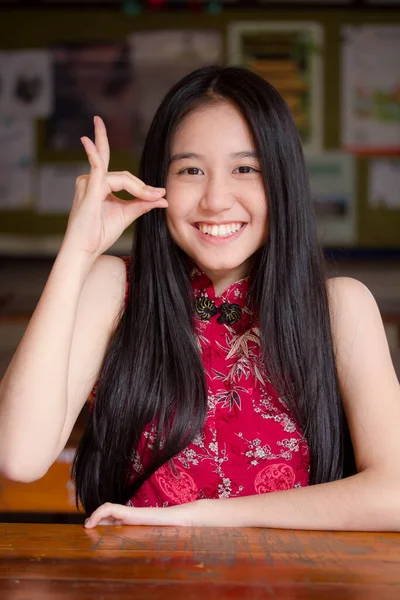 Portrait Von Thailändischen Teenager Schöne Mädchen Chinesischem Kleid Entspannen Und — Stockfoto