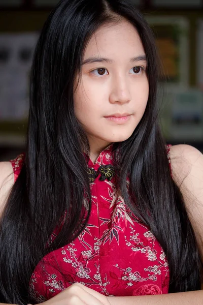Portrait Von Thailändischen Teenager Schöne Mädchen Chinesischem Kleid Entspannen Und — Stockfoto