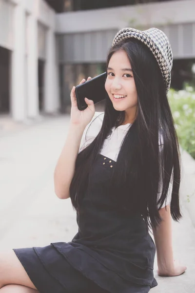 Portrait Thai Teen Beautiful Girl Calling Smart Phone — Stock Photo, Image