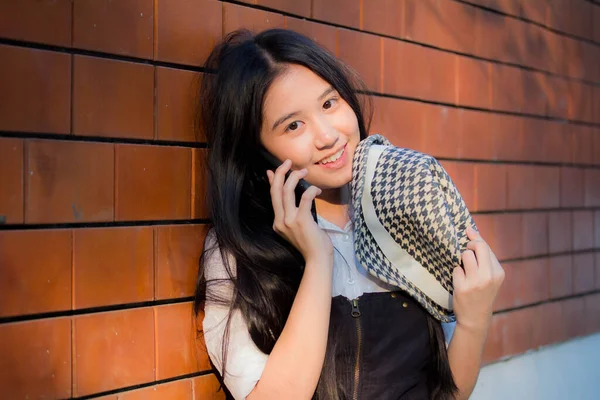 Retrato Tailandés Adolescente Hermosa Chica Llamando Teléfono Inteligente — Foto de Stock