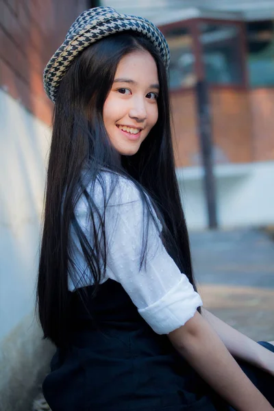 Retrato Tailandés Adolescente Hermosa Chica Feliz Relajarse — Foto de Stock