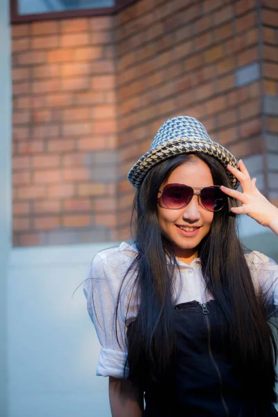 Retrato Tailandés Adolescente Hermosa Chica Feliz Relajarse — Foto de Stock