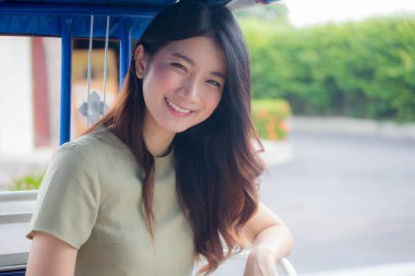 Tayland portresi yetişkin güzel kız yeşil elbise mavi kot pantolon rahatla ve gülümse