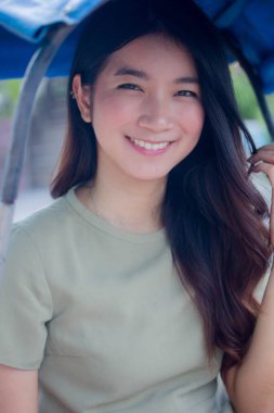 Tayland portresi yetişkin güzel kız yeşil elbise mavi kot pantolon rahatla ve gülümse