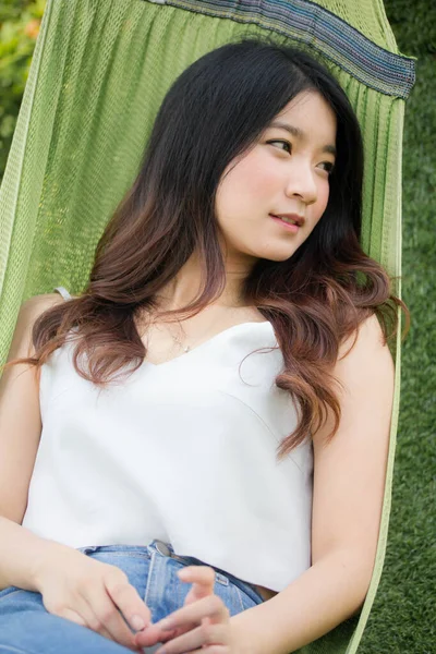Retrato Tailandês China Adulto Linda Menina Camisa Branca Jeans Azul — Fotografia de Stock