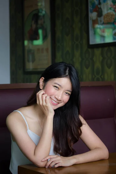 Portrait Von Thai China Erwachsene Schöne Mädchen Weißes Hemd Blaue — Stockfoto