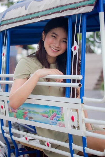 タイの肖像中国大人の美しい女の子緑のドレスブルージーンズリラックスして笑顔 — ストック写真