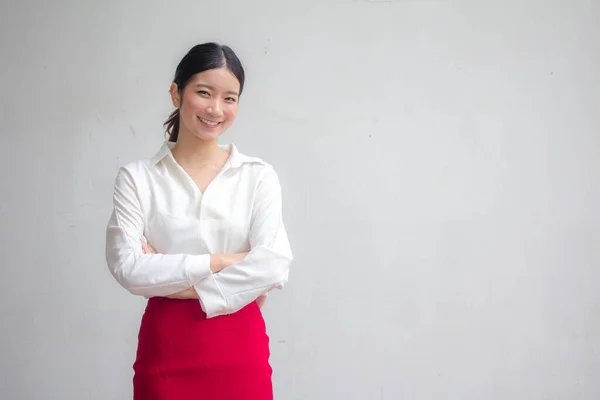 Retrato Tailandês Mulheres Trabalhadoras Adultas Camisa Branca Saia Vermelha Relaxar — Fotografia de Stock