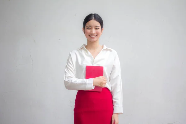 Taylandlı Yetişkin Kadınların Portresi Kırmızı Kitap Okuyan Beyaz Gömlek — Stok fotoğraf