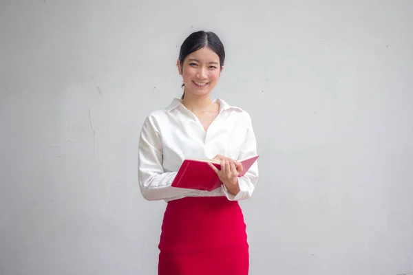 Portrét Thajské Dospělé Pracující Ženy Bílá Košile Červená Sukně Čtení — Stock fotografie